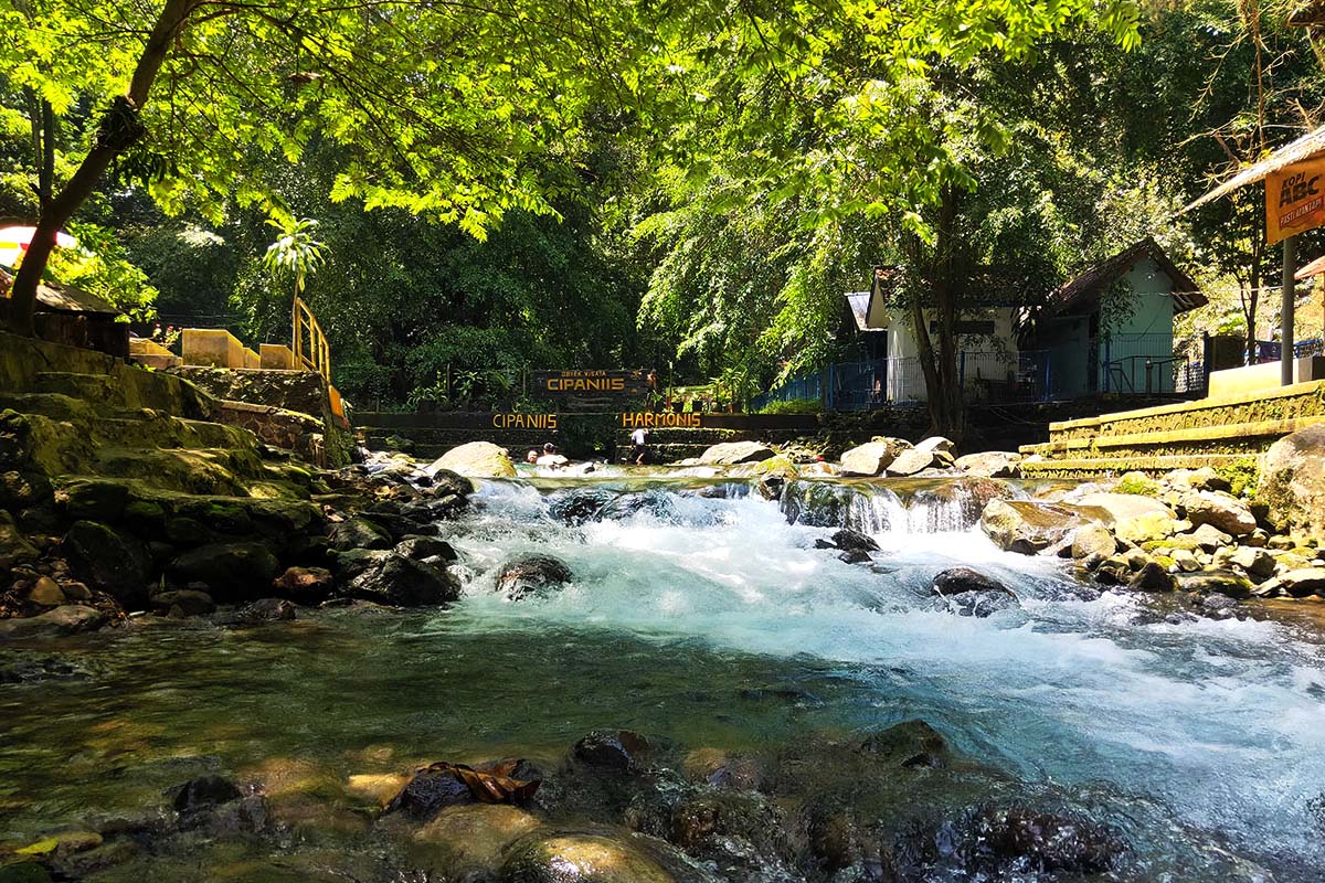 wisata-alam-cipaniis
